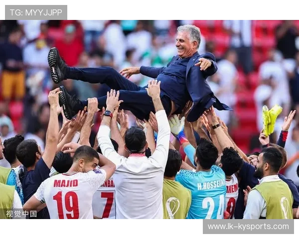 伊朗球员被雪卡住球鞋，教练拿热水壶解围，伊朗队球员